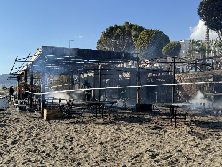 Alanya'da plajdaki büfede yangın çıktı