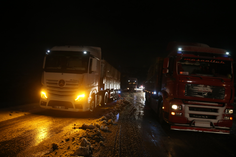 Tokat'ta buzlanan yolda çok sayıda tır ve çekici araç yolda kaldı