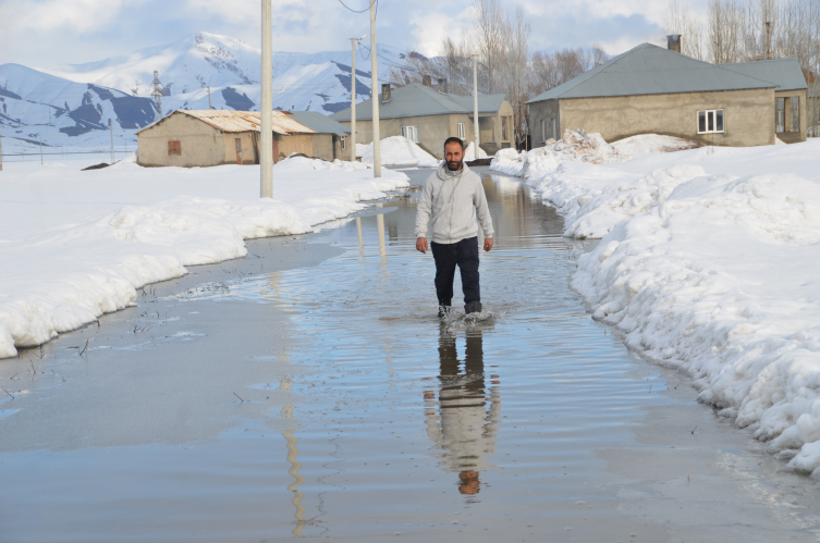 Hakkari'de yağışlar nedeniyle bazı evleri su bastı