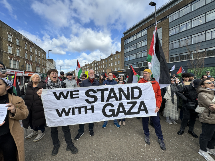 İngiltere'de halk 48 noktada Filistin'e destek için yürüdü