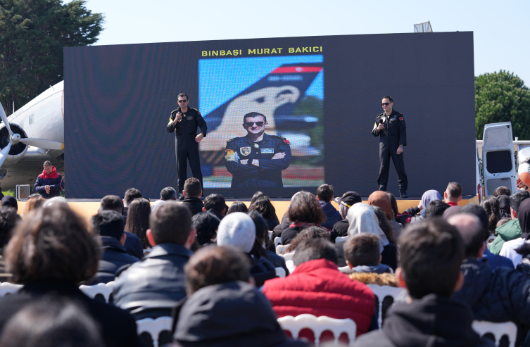 SOLOTÜRK pilotları İstanbul'da havacılık tutkunlarıyla buluştu