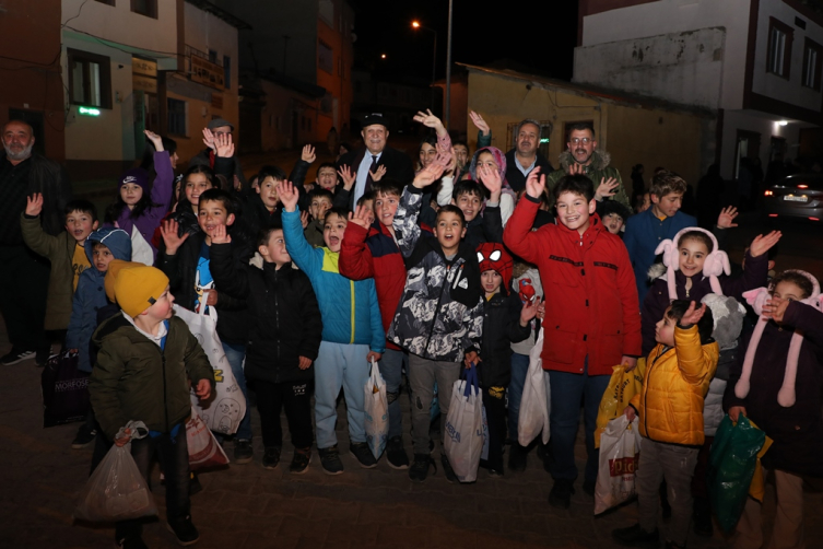 Bayburt'ta 'Dünya Yetimler Günü' dolayısıyla çocuklara ikramda bulunuldu