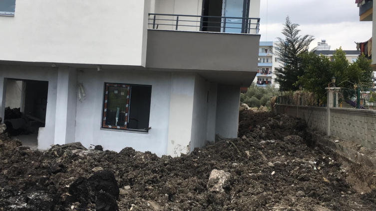 Mersin'de 4 katlı bina yan yattı