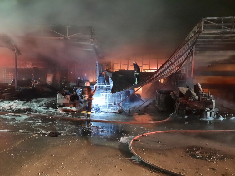 Kocaeli'de sanayi sitesinde çıkan yangın kontrol altına alındı