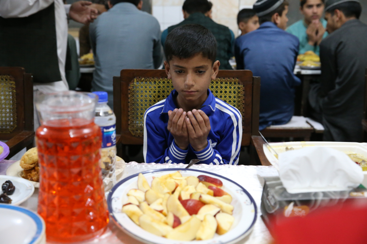 Türk Kızılay, Pakistan'da 200 yetim çocuğa iftar verdi