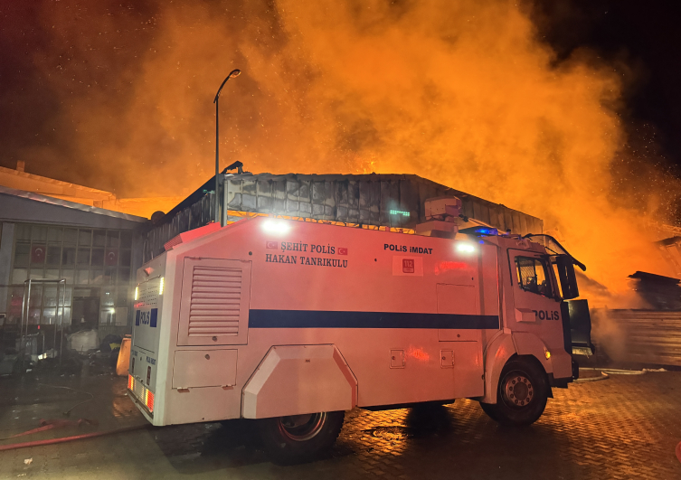 Sinop'ta sanayi sitesindeki iş yeri ve depoda çıkan yangın söndürüldü