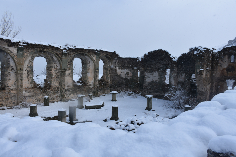 Gümüşhane'de tarihi Süleymaniye Mahallesi beyaz örtüyle kaplandı
