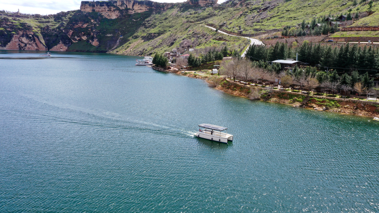 Dicle'de güneş enerjili tekneler deneme seferine başladı