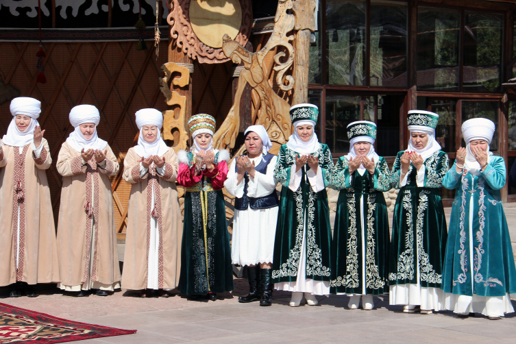 Kırgız neneler 'Türkü Kervanı' ile geleneklerini gelecek nesillere aktarıyor