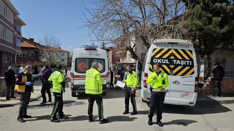 Çorum'da öğrenci servisiyle otomobil çarpıştı: 16 kişi yaralandı