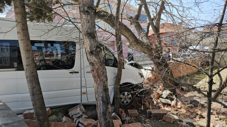 Çorum'da öğrenci servisiyle otomobil çarpıştı: 16 kişi yaralandı