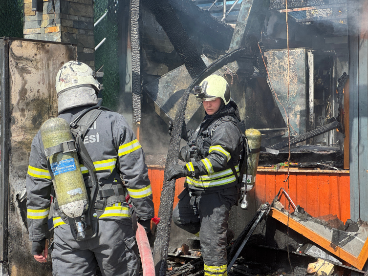 Kocaeli'de kafe yangını: 2 kişi dumandan etkilendi