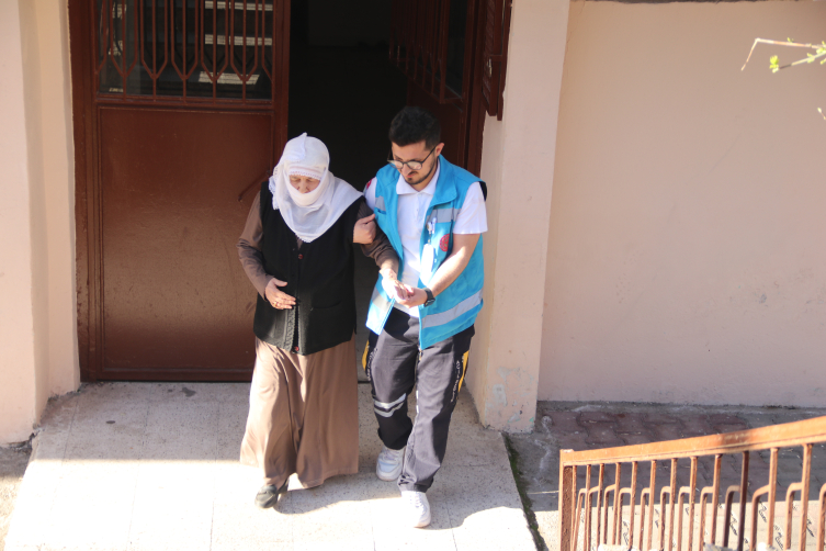 Engelli ve hasta seçmenler ekiplerin yardımıyla oy kullandı