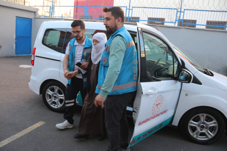 Engelli ve hasta seçmenler ekiplerin yardımıyla oy kullandı