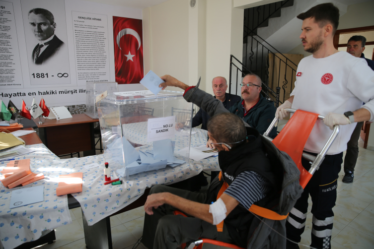 Engelli veya hastalar “seyyar sandık” ile oyunu kullandı