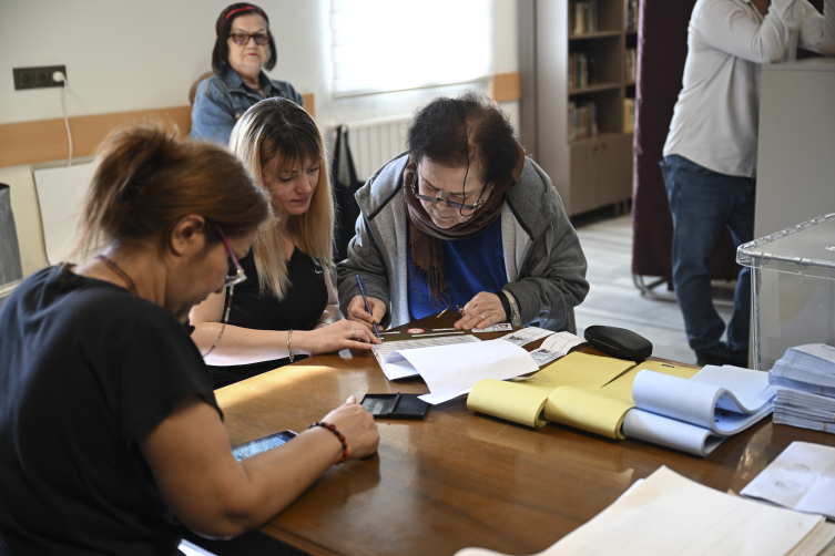Darülaceze sakinleri kurum içinde kurulan sandıklarda oy kullanıyor