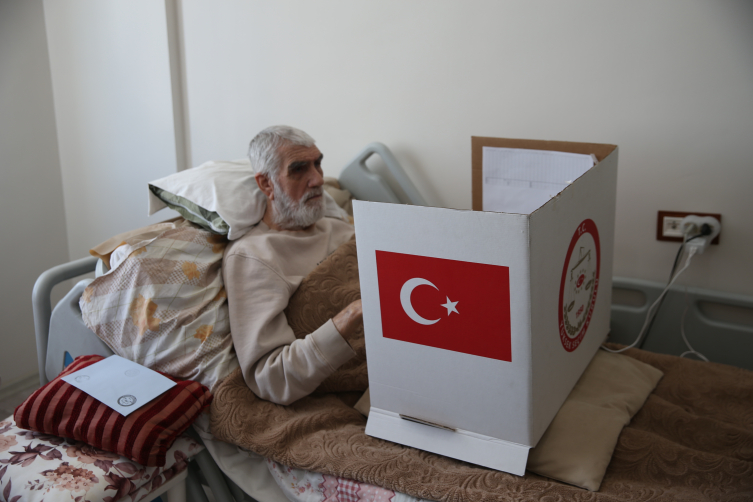 Engelli veya hastalar “seyyar sandık” ile oyunu kullandı