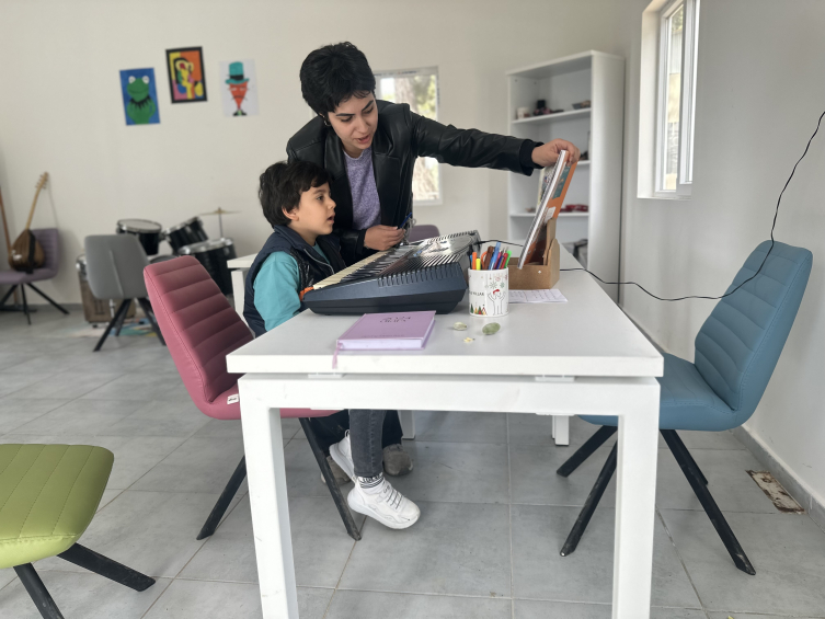 Otizmli minik depremzede piyanoda kendini geliştiriyor