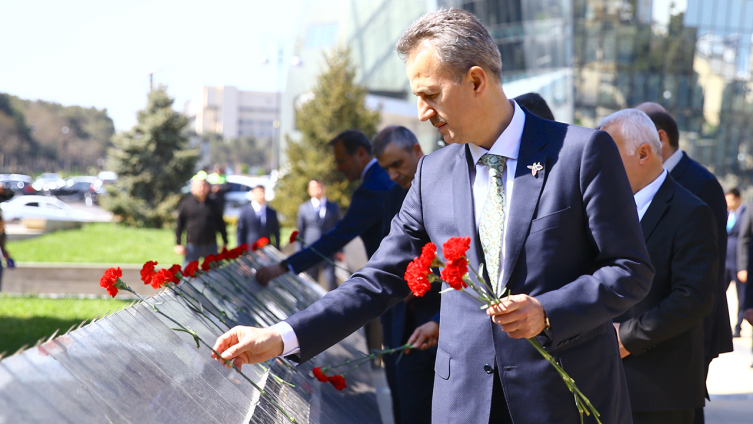 Haluk Görgün, Bakü'de şehitlikleri ziyaret etti