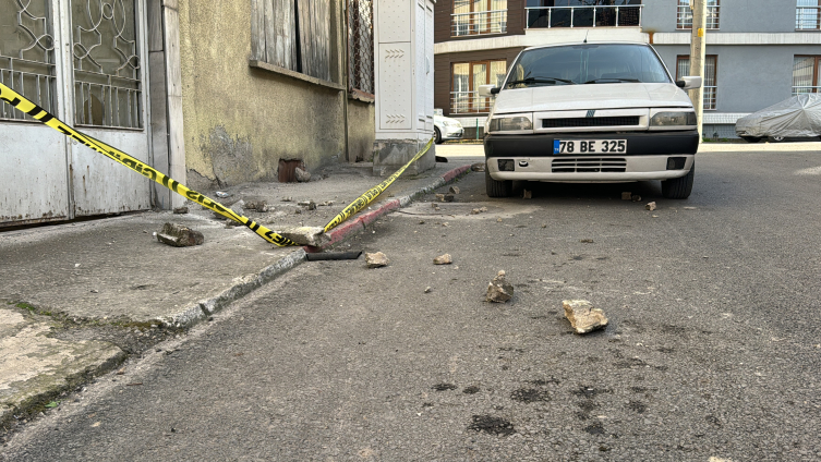 Karabük'te bir evin balkonu parça parça dökülüyor