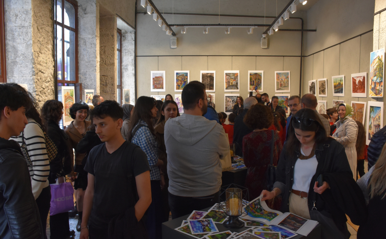 Trabzon'da 21 ülkeden çocuk ve gençlerin yaptığı resimlerin yer aldığı sergi açıldı