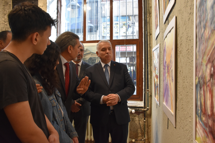 Trabzon'da 21 ülkeden çocuk ve gençlerin yaptığı resimlerin yer aldığı sergi açıldı