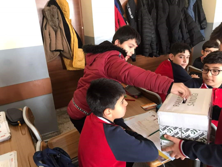 Şarkışla'da ihtiyaç sahibi öğrenciler ile Filistin'e yardım kampanyası