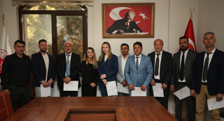 'En genç belediye başkanı' mazbatasını aldı