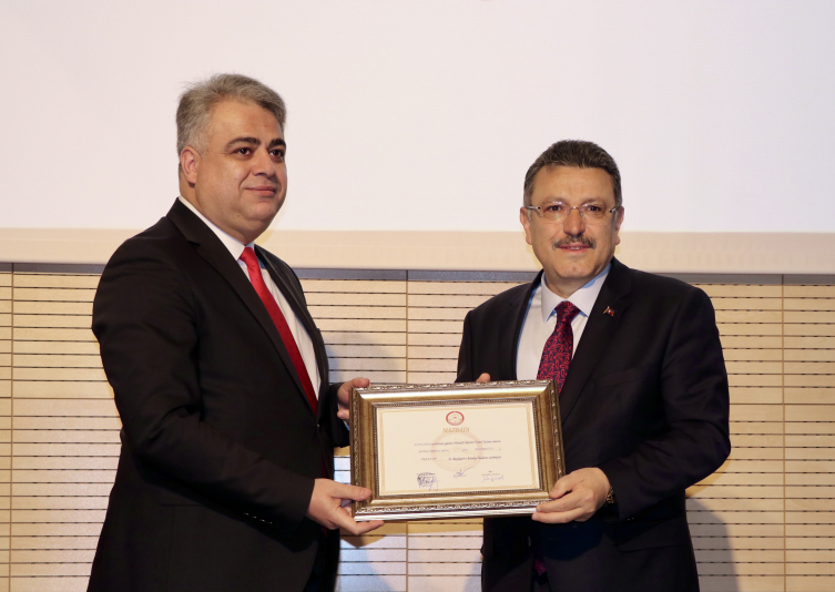 Trabzon Büyükşehir Belediye Başkanı Genç mazbatasını aldı