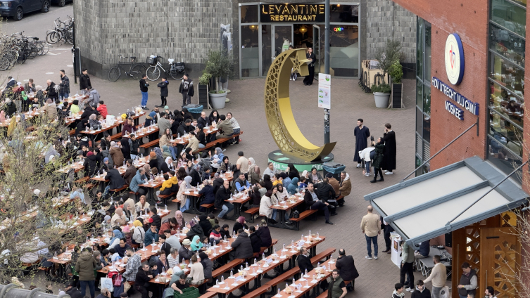 Hollanda’da cami önünde 1500 kişilik sokak iftarı düzenlendi