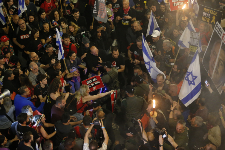 Tel Aviv'de on binlerce İsrailli Netanyahu'nun istifası için sokaklara indi