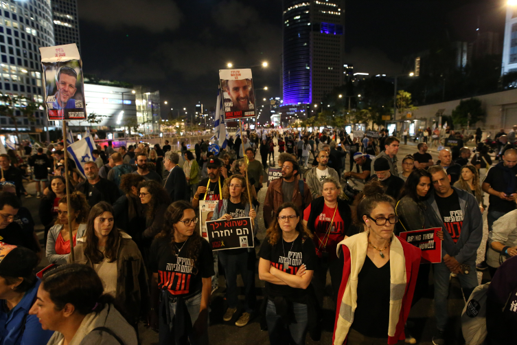 Tel Aviv'de on binlerce İsrailli Netanyahu'nun istifası için sokaklara indi