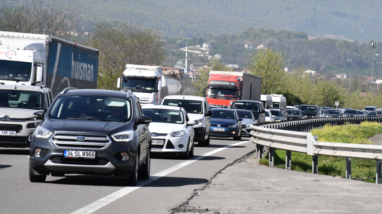 Otoyollarda bayram yoğunluğu