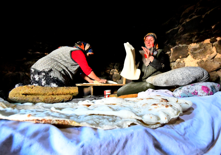 Kars'ta tandır ve fırınlar bayramlık ekmek için yakıldı