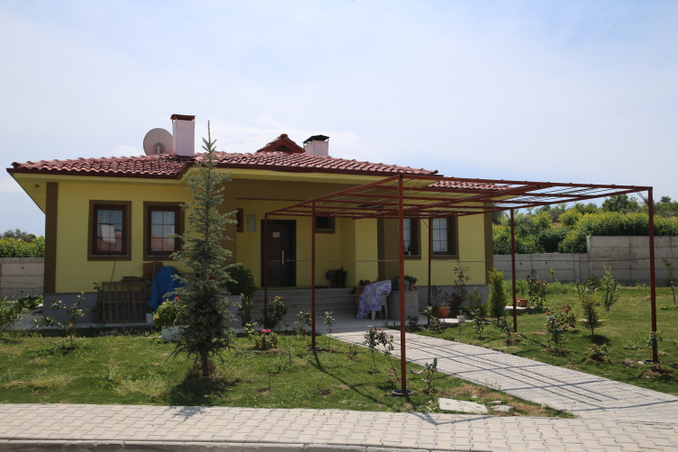 Hataylı depremzedelerin, köy tipi konutlarında ilk bayramları