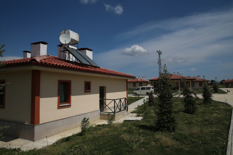 Hataylı depremzedelerin, köy tipi konutlarında ilk bayramları