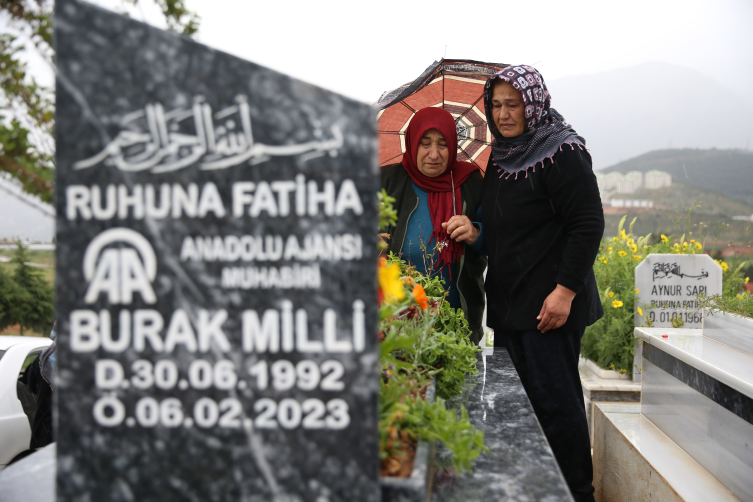 Deprem bölgesinde mezarlıklarda hüzünlü bayram ziyareti