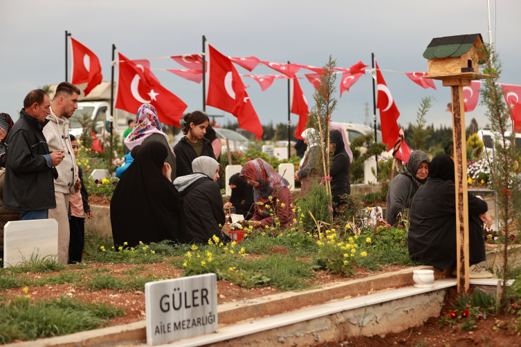 Deprem bölgesinde mezarlıklarda hüzünlü bayram ziyareti