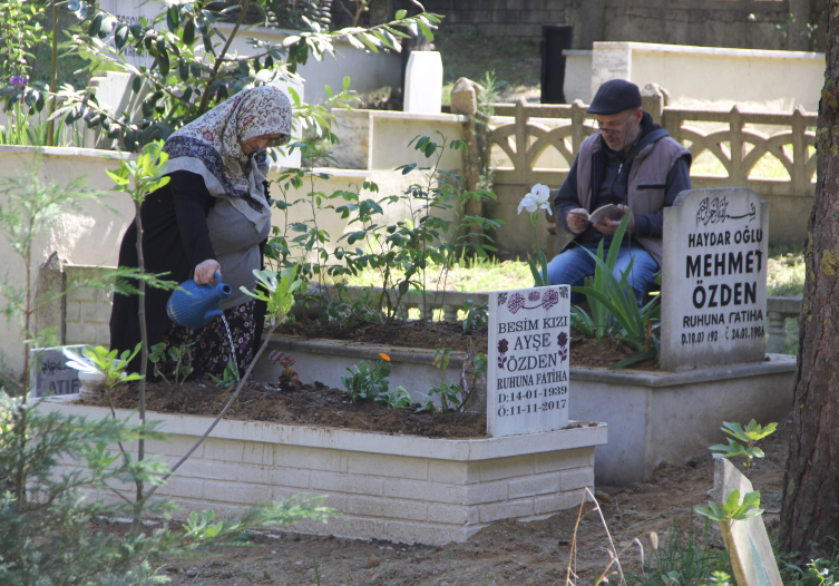 Deprem bölgesinde mezarlıklarda hüzünlü bayram ziyareti