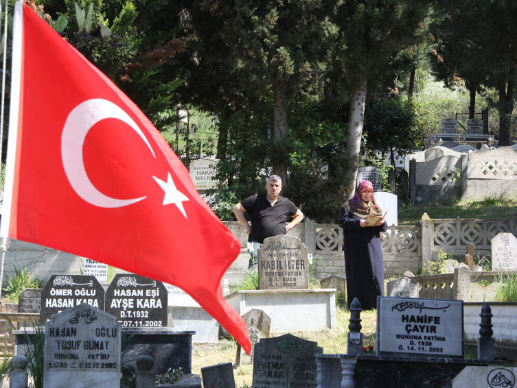 Deprem bölgesinde mezarlıklarda hüzünlü bayram ziyareti