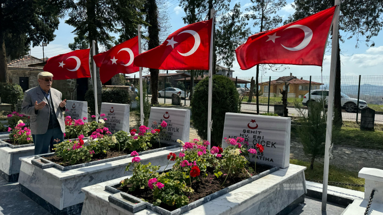 Deprem bölgesinde mezarlıklarda hüzünlü bayram ziyareti