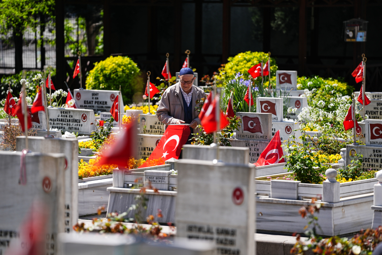 Deprem bölgesinde mezarlıklarda hüzünlü bayram ziyareti