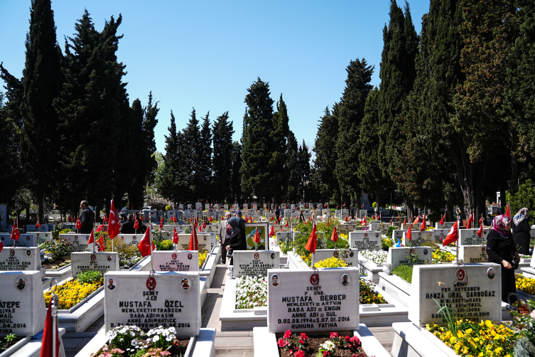 Deprem bölgesinde mezarlıklarda hüzünlü bayram ziyareti