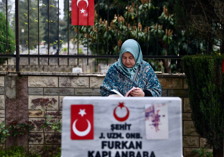 Deprem bölgesinde mezarlıklarda hüzünlü bayram ziyareti