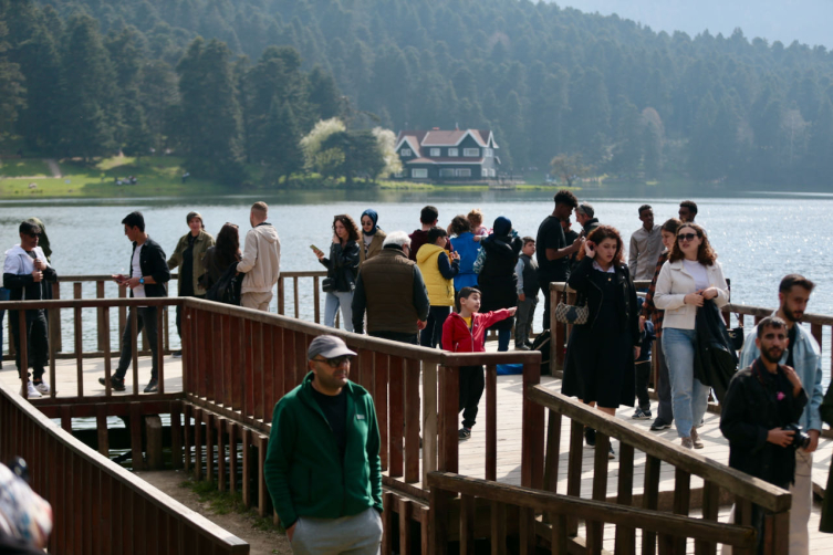 Bayram tatilinde Gölcük Tabiat Parkı'nda yoğunluk oluştu