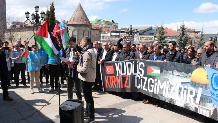 İsrail saldırılarında ölenler için gıyabi cenaze namazı kılındı