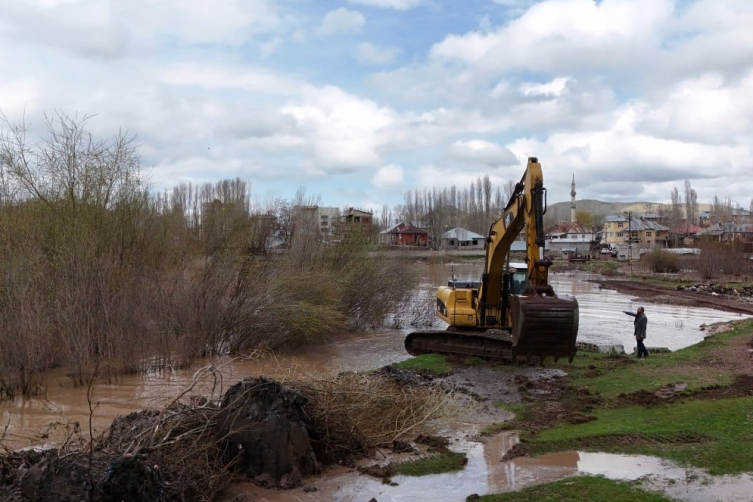 Ağrı'da taşan dere nedeniyle bazı ev ve ahırları su bastı