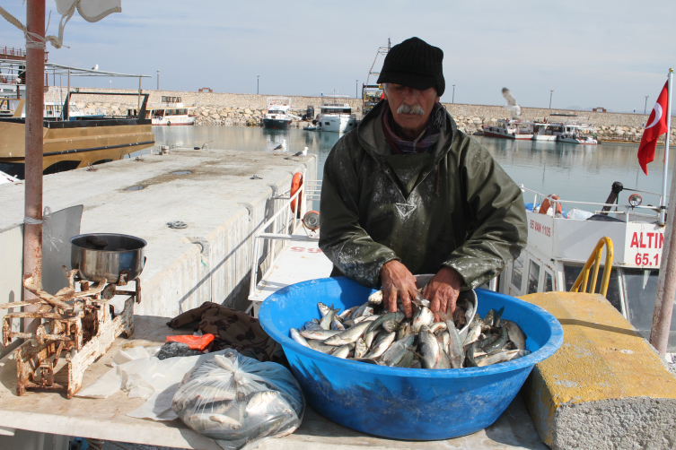 Balıkçılar av yasağı öncesi sezondaki son ağlarını göle bırakıyor