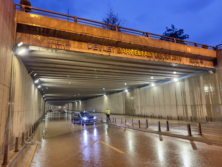 Osmaniye'de sağanak: Bazı araçlar alt geçitte mahsur kaldı