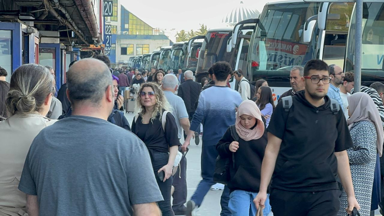 İstanbul'da otogarda tatil dönüşü yoğunluğu